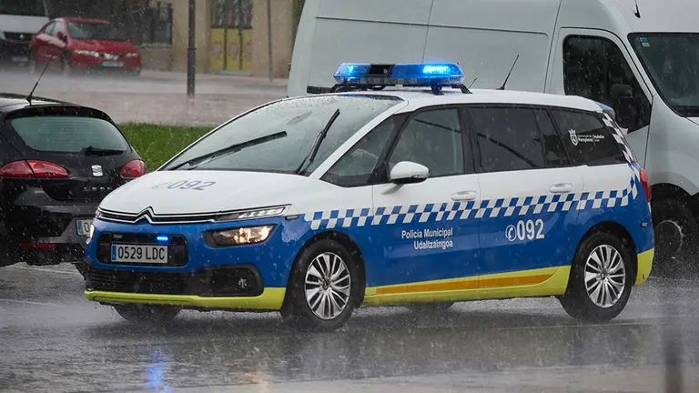 Una patrulla de la Policía Municipal bajo la lluvia durante el Estado de Alarma decretado por el Gobierno de España con motivo del coronavirus COVID-19. En Pamplona, Navarra, España, a 25 de abril de 2020.

Una patrulla de la Policía Municipal bajo la lluvia durante el Estado de Alarma decretado por el Gobierno de España con motivo del coronavirus COVID-19. En Pamplona, Navarra, España, a 25 de abril de 2020.


25/4/2020