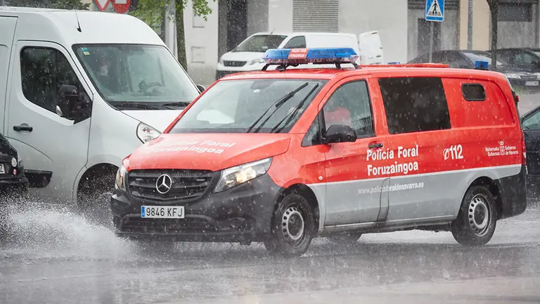 Una patrulla de la Policía Foral bajo la lluvia durante el Estado de Alarma decretado por el Gobierno de España con motivo del coronavirus COVID-19. En Pamplona, Navarra, España, a 25 de abril de 2020.

Una patrulla de la Policía Foral bajo la lluvia durante el Estado de Alarma decretado por el Gobierno de España con motivo del coronavirus COVID-19. En Pamplona, Navarra, España, a 25 de abril de 2020.


25/4/2020