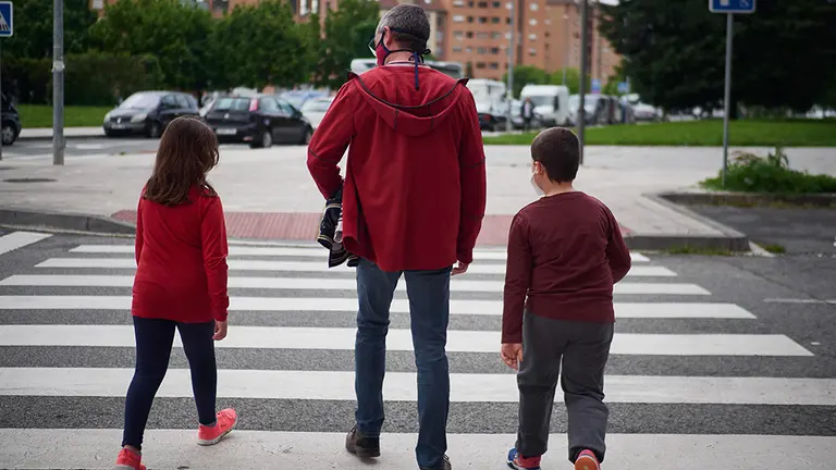 Una hombre y sus hijos salen a la calle en el primer día de relajamiento de las medidas de confinamiento marcadas por el Gobierno de España durante el Estado de Alarma ocasionado por la Pandemia Covid-19  en Abril 26, 2020 en Pamplona, Navarra, España

Una hombre y sus hijos salen a la calle en el primer día de relajamiento de las medidas de confinamiento marcadas por el Gobierno de España durante el Estado de Alarma ocasionado por la Pandemia Covid-19  en Abril 26, 2020 en Pamplona, Navarra, España


26/4/2020