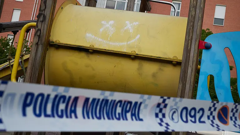 Los parques infantiles continúan cerrados en el primer día en el que se permite la salida de niños en el relajamiento de las medidas de confinamiento marcadas por el Gobierno de España durante el Estado de Alarma ocasionado por la Pandemia Covid-19  en Abril 26, 2020 en Pamplona, Navarra, España

Los parques infantiles continúan cerrados en el primer día en el que se permite la salida de niños en el relajamiento de las medidas de confinamiento marcadas por el Gobierno de España durante el Estado de Alarma ocasionado por la Pandemia Covid-19  en Abril 26, 2020 en Pamplona, Navarra, España


26/4/2020