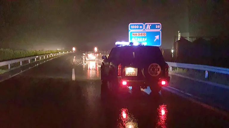 Agentes de la Guardia Civil atienden un accidente de tráfico en Urdiáin. GUARDIA CIVIL