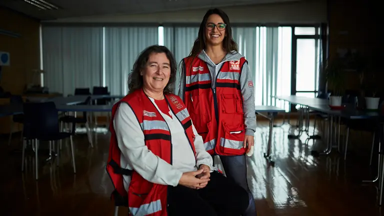 Juana M. Azcárate y Sofía Remón, psicólogas de SAR Navarra que atienen a policías municipales. PABLO LASAOSA