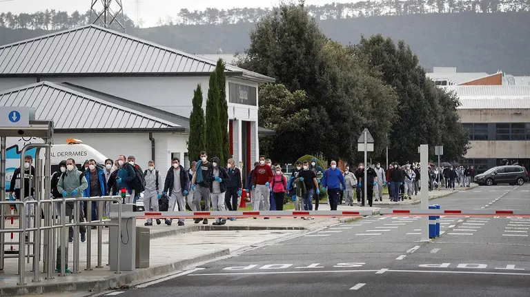 GRAFCAV4965. PAMPLONA, 27/04/2020.- Unos 1.600 empleados de la planta navarra de Volkswagen han retomado este lunes "con una mezcla de incertidumbre y satisfacción" la producción de vehículos, paralizada desde el pasado 15 de marzo por la pandemia del coronavirus. EFE/ Villar López
