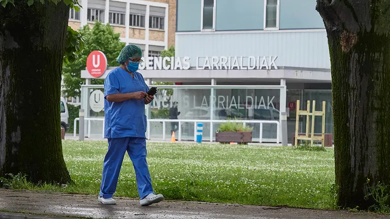 Una sanitaria sale del Complejo Hospitalario de Navarra mirando el móvil durante el Estado de Alarma ocasionado por la Pandemia Covid-19 en Pamplona, Navarra, España, a 27 de abril de 2020.

Una sanitaria sale del Complejo Hospitalario de Navarra mirando el móvil durante el Estado de Alarma ocasionado por la Pandemia Covid-19 en Pamplona, Navarra, España, a 27 de abril de 2020.


27/4/2020