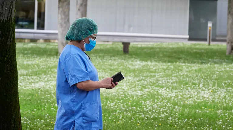Una sanitaria sale del Complejo Hospitalario de Navarra mirando el móvil durante el Estado de Alarma ocasionado por la Pandemia Covid-19 en Pamplona, Navarra, España, a 27 de abril de 2020.

Una sanitaria sale del Complejo Hospitalario de Navarra mirando el móvil durante el Estado de Alarma ocasionado por la Pandemia Covid-19 en Pamplona, Navarra, España, a 27 de abril de 2020.


27/4/2020