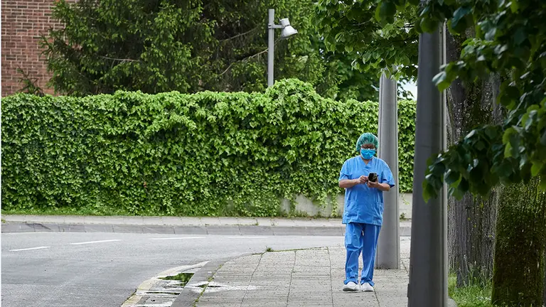 Una sanitaria sale del Complejo Hospitalario de Navarra mirando el móvil durante el Estado de Alarma ocasionado por la Pandemia Covid-19 en Pamplona, Navarra, España, a 27 de abril de 2020.

Una sanitaria sale del Complejo Hospitalario de Navarra mirando el móvil durante el Estado de Alarma ocasionado por la Pandemia Covid-19 en Pamplona, Navarra, España, a 27 de abril de 2020.


27/4/2020