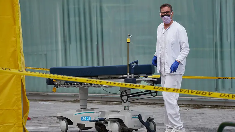 Un sanitario saca una camilla del Servicio de Urgencias del Complejo Hospitalario de Navarra para su desinfección durante el Estado de Alarma ocasionado por la Pandemia Covid-19 en Pamplona, Navarra, España, a 27 de abril de 2020.

Un sanitario saca una camilla del Servicio de Urgencias del Complejo Hospitalario de Navarra para su desinfección durante el Estado de Alarma ocasionado por la Pandemia Covid-19 en Pamplona, Navarra, España, a 27 de abril de 2020.


27/4/2020