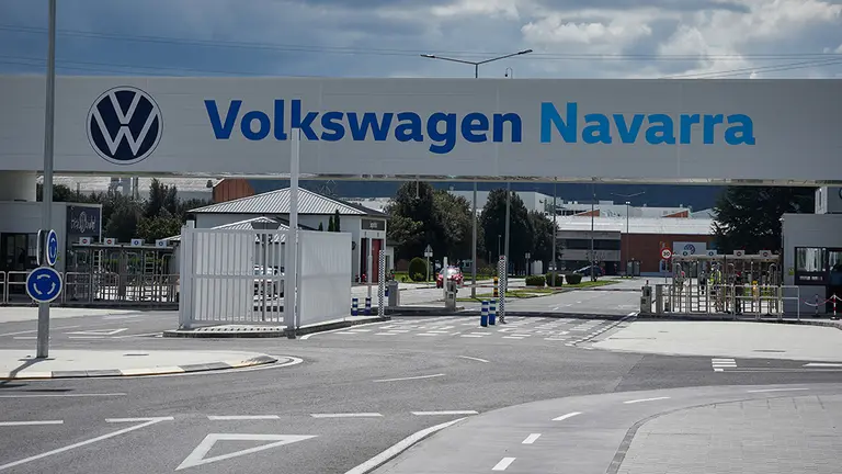 Vista de la puerta principal de la fábrica de Volkswagen Navara regresa a la actividad por turnos y con total normalidad en lo que es una vuelta progresiva al trabajo de producción planificado antes de la entrada en vigor de las normas de confinamiento por coronavirus, COVID-19, marcadas por el Gobierno de España a raíz del Estado de Alarma. En Pamplona, Navarra, España. A 27 de abril de 2020.

Vista de la puerta principal de la fábrica de Volkswagen Navara regresa a la actividad por turnos y con total normalidad en lo que es una vuelta progresiva al trabajo de producción planificado antes de la entrada en vigor de las normas de confinamiento por coronavirus, COVID-19, marcadas por el Gobierno de España a raíz del Estado de Alarma. En Pamplona, Navarra, España. A 27 de abril de 2020.


27/4/2020