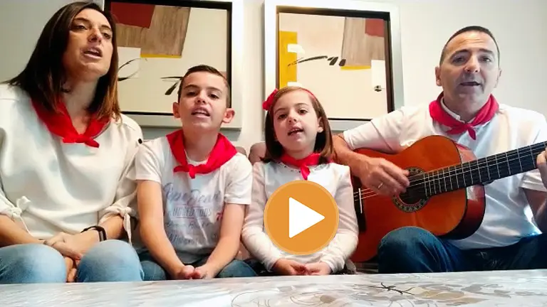 Nuria Pérez Caro, sus hijos Adrián y Martina y su marido Félix Gracia Suberviola.. 