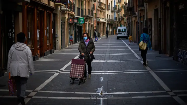 Las calles del casco viejo llenas de gente con mascarillas durante la crisis por coronavirus en Pamplona. Miguel Osés