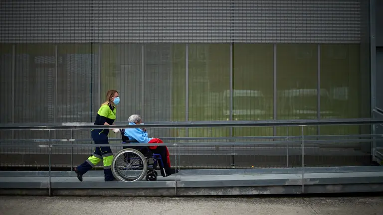 Una paciente en silla de ruedas llega al Hospital de Navarra durante la crisis por coronavirus en Pamplona. Miguel Osés