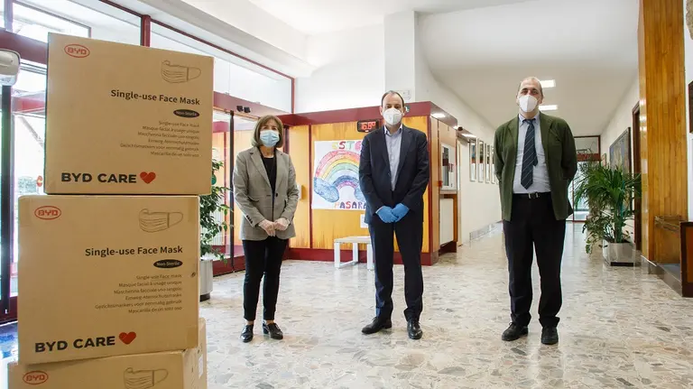 Puy Maestu, directora de Recursos Humanos de la Casa de Misericordia; Alfonso Eslava, director de Logística de Volkswagen Navarra; y Jesús Cía, director de la casa de Misericordia - VOLKSWAGEN NAVARRA