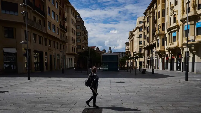 La comercial Avenida Carlos III de Pamplona vacía por sus tiendas cerradas durante el Estado de Alarma. EUROPA PRESS
