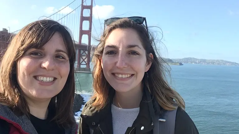 Las antiguas alumnas de la Universidad de Navarra, María García-Cremades (izquierda) y Belén Pérez Solas, con el Golden Gate al fondo. UNIVERSIDAD DE NAVARRA