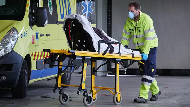 Miembros de una ambulancia del DYA Navarra procede al traslado de un paciente en el Complejo Hospitalario de Navarra durante a Pandemia Covid-19  en Abril 28, 2020 en Pamplona, Navarra, España

Miembros de una ambulancia del DYA Navarra procede al traslado de un paciente en el Complejo Hospitalario de Navarra durante a Pandemia Covid-19  en Abril 28, 2020 en Pamplona, Navarra, España


28/4/2020