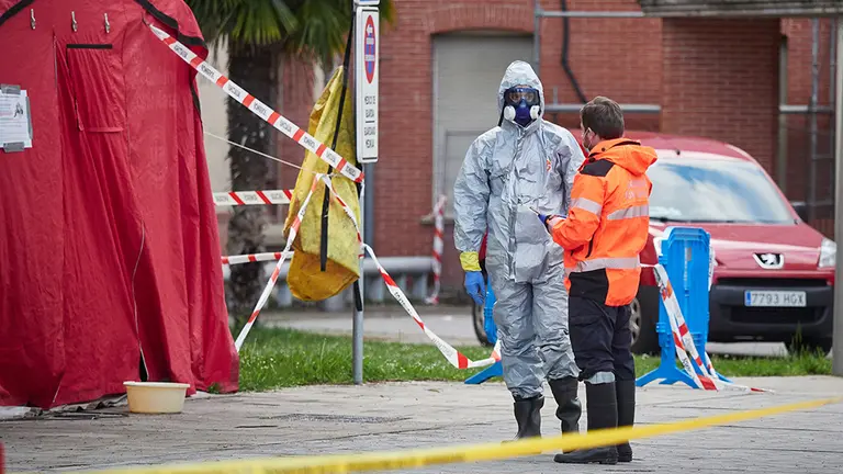 Un sanitario se protege con traje EPI y máscara cerca de la zona de desinfección del Complejo Hospitalario de Navarra durante a Pandemia Covid-19  en Abril 28, 2020 en Pamplona, Navarra, España

Un sanitario se protege con traje EPI y máscara cerca de la zona de desinfección del Complejo Hospitalario de Navarra durante a Pandemia Covid-19  en Abril 28, 2020 en Pamplona, Navarra, España


28/4/2020