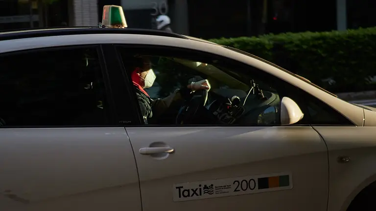Un taxista con mascarilla conduce su taxi un día después de que el Gobierno anunciara las medidas de desescalada por la pandemia del coronavirus, en Pamplona (Navarra) a 29 de abril de 2020.

CORONAVIRUS;COVID-19;PANDEMIA;ENFERMEDAD;

29/4/2020