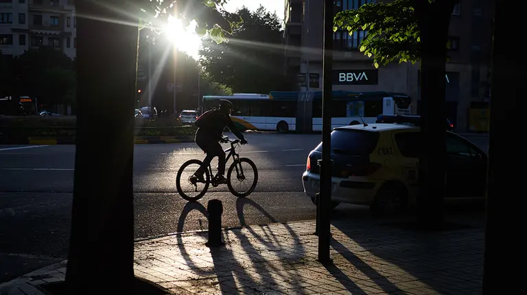 Un hombre monta en bicicleta un día después de que el Gobierno anunciara las medidas de desescalada por la pandemia del coronavirus, en Pamplona (Navarra) a 29 de abril de 2020.

CORONAVIRUS;COVID-19;PANDEMIA;ENFERMEDAD;

29/4/2020