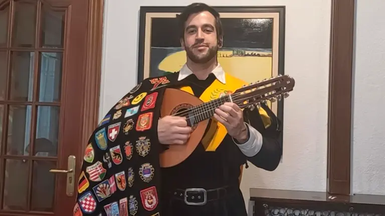 La tuna de la Facultad de Medicina de la Universidad de Navarra ha elaborado un vídeo para unirse al aplauso de las 20 horas