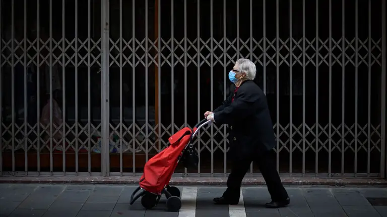 Una mujer con mascarilla camina por el casco viejo durante la crisis del coronavirus en Pamplona. Miguel Osés