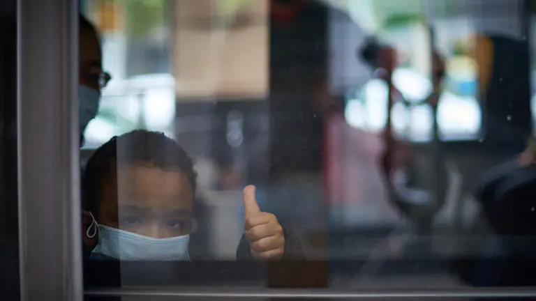 Un niño con una mascarilla en una villavesa durante la crisis del coronavirus en Pamplona. Miguel Osés