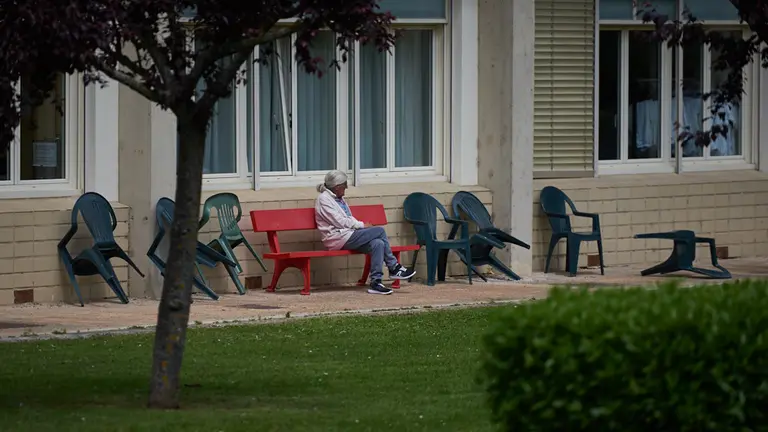 Una mujer descansa en unas sillas en la residencia de mayores de El Vergel durante la crisis del coronavirus en Pamplona. Miguel Osés