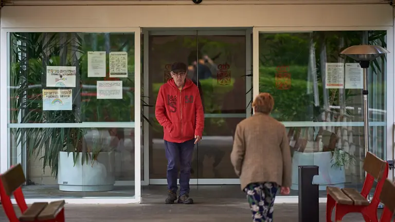 Dos personas en la residencia de El Vergel durante la crisis del coronavirus en Pamplona. Miguel Osés