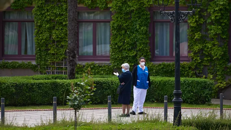 Personal sanitario con mascarillas en la Casa de la Misericordia durante la crisis del coronavirus en Pamplona. Miguel Osés