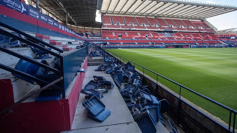 Retirada de los asientos en el estadio de El Sadar. CA Osasuna.