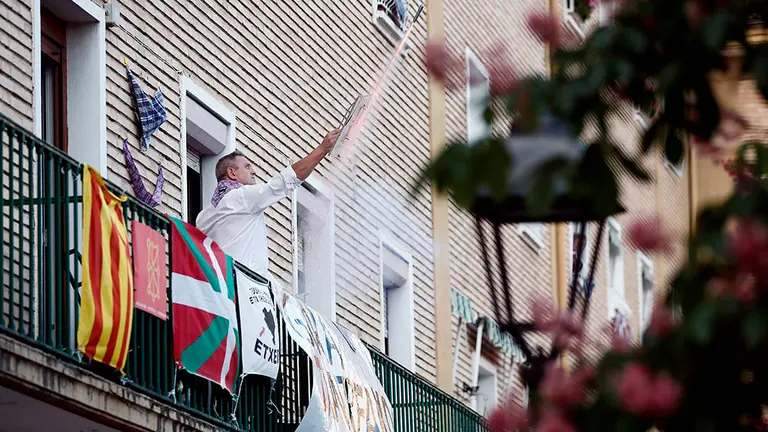 GRAFCAV5074. PAMPLONA, 30/04/2020.- El barrio pamplonés de la Txantrea ha dado inicio este jueves a sus fiestas con un txupinazo que ha sido seguido por los vecinos con aplausos desde balcones y ventanas debido a las restricciones impuestas por el confinamiento.Pasadas las 20,00 horas, tras un sonoro aplauso de los vecinos del barrio, la bibliotecaria de la Txantrea, que iba a ser la persona encargada de lanzar el txupinazo de no darse la situación de confinamiento, ha leído el pregón de las fiestas desde su casa.  EFE/ Jesús Diges
