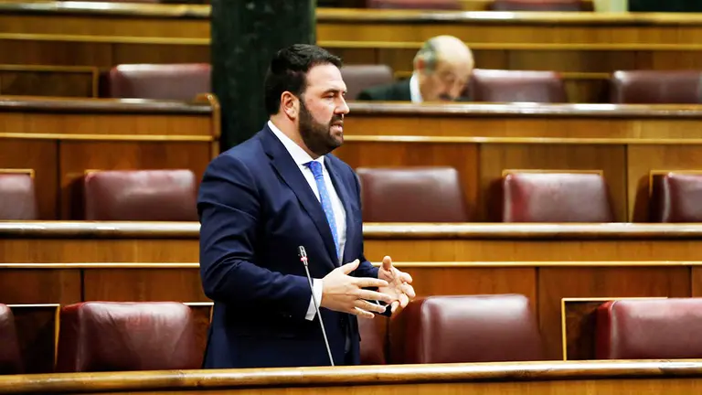 El diputado de EH -Bildu Jon Iñarritu durante su intervención en la sesión de control al Ejecutivo el 29 de abril. Europa Press.