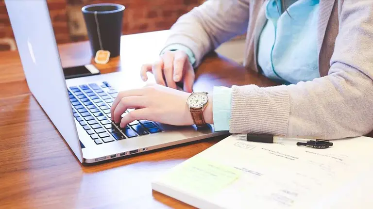 Una persona utiliza un ordenador ARCHIVO