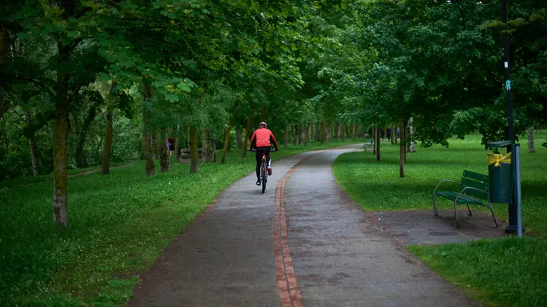 Primer día en el que la gente puede salir a la calle a hacer deporte individual durante la crisis del coronavirus en Pamplona. Miguel Osés