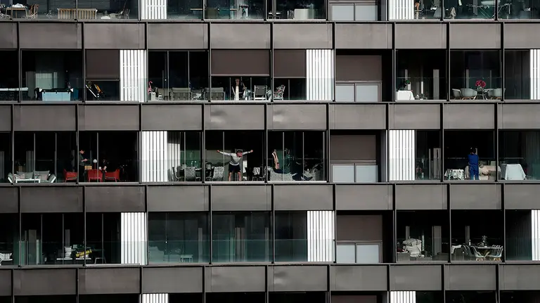 GRAFCAV5111. PAMPLONA, 01/05/2020.- Un grupo de personas realizan diferentes actividades en este ultimo día de confinamiento, mañana dos de mayo en esta fase de desescalada se podrá salir a pasear con la persona con la que se convive bajo el mismo techo así como hacer deporte en solitario siempre y cuando se respete la distancia social y se realizará por franjas horarias, para personas mayores y para los menores se establece otro horario diferente.  EFE/ Jesús Diges
