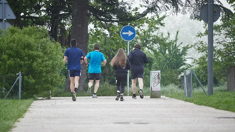 Varias personas hacen deporte por la vuelta de Aranzadi durante el primer día de salida del confinamiento en Pamplona del Estado de Alarma ocasionado por el coronavirus COVID-19. En Pamplona, Navarra, España, a 02 de mayo de 2020.

Varias personas hacen deporte por la vuelta de Aranzadi durante el primer día de salida del confinamiento en Pamplona del Estado de Alarma ocasionado por el coronavirus COVID-19. En Pamplona, Navarra, España, a 02 de mayo de 2020.


2/5/2020