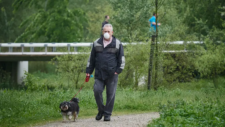 Un hombre saca a su perro por la vuelta de Aranzadi durante el primer día de salida del confinamiento en Pamplona del Estado de Alarma ocasionado por el coronavirus COVID-19. En Pamplona, Navarra, España, a 02 de mayo de 2020.

Un hombre saca a su perro por la vuelta de Aranzadi durante el primer día de salida del confinamiento en Pamplona del Estado de Alarma ocasionado por el coronavirus COVID-19. En Pamplona, Navarra, España, a 02 de mayo de 2020.


2/5/2020