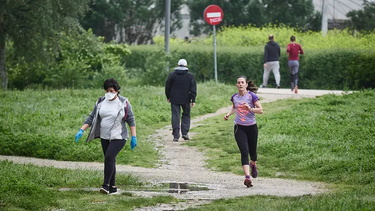 Varias personas hacen deporte por la vuelta de Aranzadi durante el primer día de salida del confinamiento en Pamplona del Estado de Alarma ocasionado por el coronavirus COVID-19. En Pamplona, Navarra, España, a 02 de mayo de 2020.

Varias personas hacen deporte por la vuelta de Aranzadi durante el primer día de salida del confinamiento en Pamplona del Estado de Alarma ocasionado por el coronavirus COVID-19. En Pamplona, Navarra, España, a 02 de mayo de 2020.


2/5/2020
