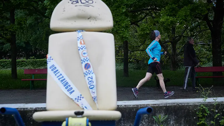Una persona sale a correr por la zona de actividades aún cerrada de la vuelta de Aranzadi durante el primer día de salida del confinamiento en Pamplona del Estado de Alarma ocasionado por el coronavirus COVID-19. En Pamplona, Navarra, España, a 02 de mayo de 2020.

Una persona sale a correr por la zona de actividades aún cerrada de la vuelta de Aranzadi durante el primer día de salida del confinamiento en Pamplona del Estado de Alarma ocasionado por el coronavirus COVID-19. En Pamplona, Navarra, España, a 02 de mayo de 2020.


2/5/2020
