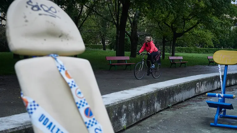 Una persona sale en bicicleta por la vuelta de Aranzadi durante el primer día de salida del confinamiento en Pamplona del Estado de Alarma ocasionado por el coronavirus COVID-19. En Pamplona, Navarra, España, a 02 de mayo de 2020.

Una persona sale en bicicleta por la vuelta de Aranzadi durante el primer día de salida del confinamiento en Pamplona del Estado de Alarma ocasionado por el coronavirus COVID-19. En Pamplona, Navarra, España, a 02 de mayo de 2020.


2/5/2020