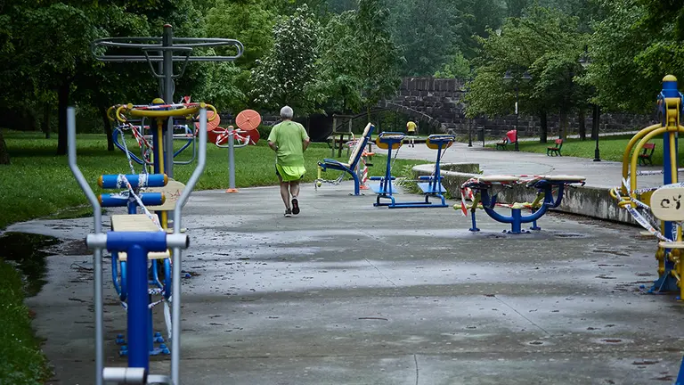 Una persona sale a correr por la zona de actividades aún cerrada de la vuelta de Aranzadi durante el primer día de salida del confinamiento en Pamplona del Estado de Alarma ocasionado por el coronavirus COVID-19. En Pamplona, Navarra, España, a 02 de mayo de 2020.

Una persona sale a correr por la zona de actividades aún cerrada de la vuelta de Aranzadi durante el primer día de salida del confinamiento en Pamplona del Estado de Alarma ocasionado por el coronavirus COVID-19. En Pamplona, Navarra, España, a 02 de mayo de 2020.


2/5/2020