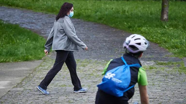 Varias personas hacen deporte por la vuelta de Aranzadi durante el primer día de salida del confinamiento en Pamplona del Estado de Alarma ocasionado por el coronavirus COVID-19. En Pamplona, Navarra, España, a 02 de mayo de 2020.

Varias personas hacen deporte por la vuelta de Aranzadi durante el primer día de salida del confinamiento en Pamplona del Estado de Alarma ocasionado por el coronavirus COVID-19. En Pamplona, Navarra, España, a 02 de mayo de 2020.


2/5/2020