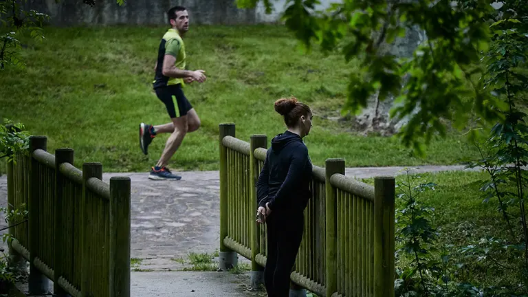 Varias personas hacen deporte por la vuelta de Aranzadi durante el primer día de salida del confinamiento en Pamplona del Estado de Alarma ocasionado por el coronavirus COVID-19. En Pamplona, Navarra, España, a 02 de mayo de 2020.

Varias personas hacen deporte por la vuelta de Aranzadi durante el primer día de salida del confinamiento en Pamplona del Estado de Alarma ocasionado por el coronavirus COVID-19. En Pamplona, Navarra, España, a 02 de mayo de 2020.


2/5/2020