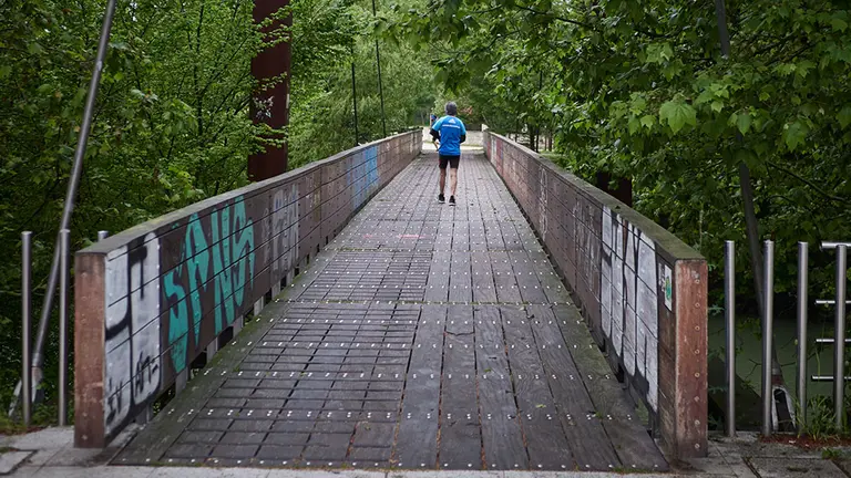Un hombre sale a correr por la vuelta de Aranzadi durante el primer día de salida del confinamiento en Pamplona del Estado de Alarma ocasionado por el coronavirus COVID-19. En Pamplona, Navarra, España, a 02 de mayo de 2020.

Un hombre sale a correr por la vuelta de Aranzadi durante el primer día de salida del confinamiento en Pamplona del Estado de Alarma ocasionado por el coronavirus COVID-19. En Pamplona, Navarra, España, a 02 de mayo de 2020.


2/5/2020