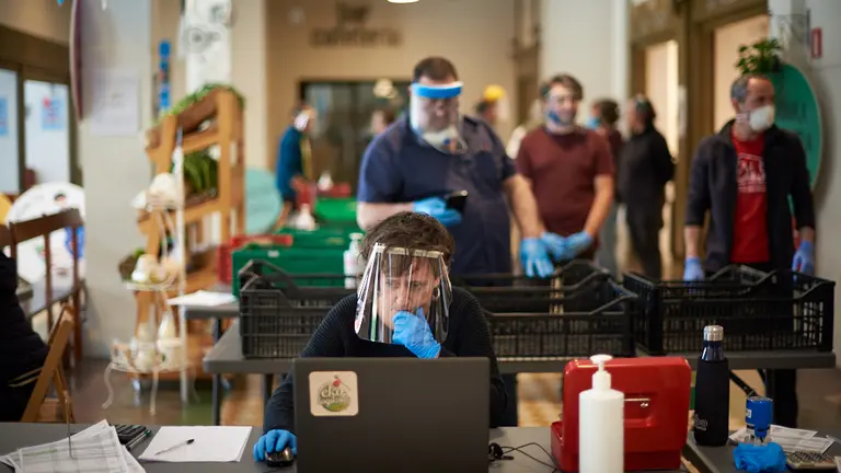 Apertura del EKOmercado en la antigua estación de autobuses de Pamplona durante la crisis del coronavirus. Miguel Osés