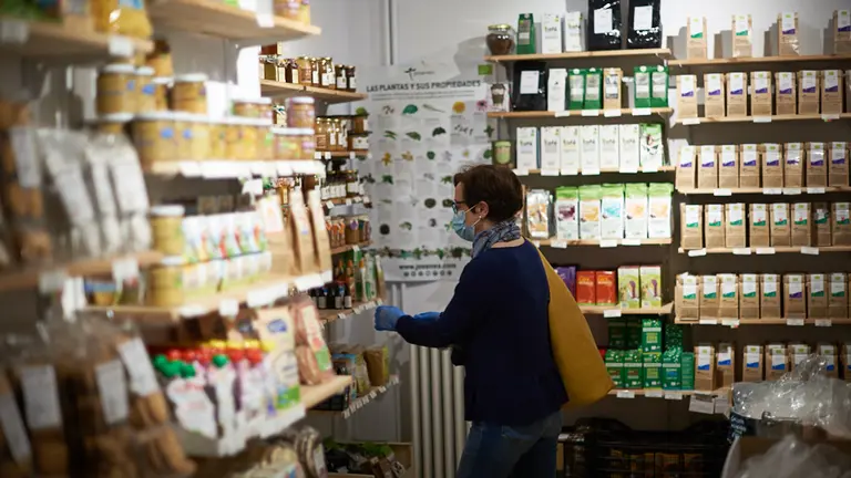 Apertura del EKOmercado en la antigua estación de autobuses de Pamplona durante la crisis del coronavirus. Miguel Osés