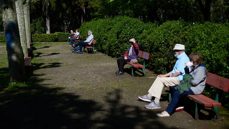 Las calles de de Pamplona se llenan de gente el primer día del nuevo desconfinamiento por franjas horarias durante la crisis del coronavirus. Miguel Osés