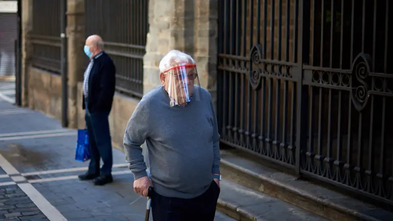 Las calles de de Pamplona se llenan de gente el primer día del nuevo desconfinamiento por franjas horarias durante la crisis del coronavirus. Miguel Osés
