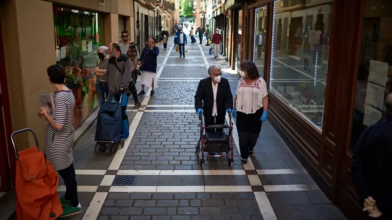 Las calles de de Pamplona se llenan de gente el primer día del nuevo desconfinamiento por franjas horarias durante la crisis del coronavirus. Miguel Osés