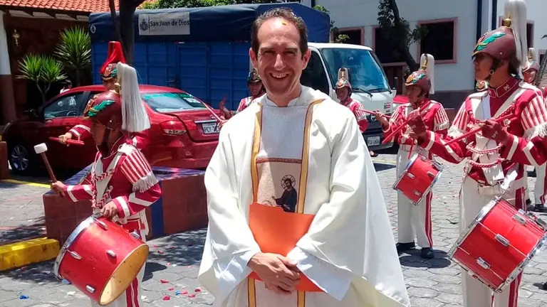 Fotografia cedida por el misionero navarro Simón Azpíroz (en la imagen) que dejó Pamplona hace 12 años con la vocación de realizar un &#34;sacerdocio hospitalario&#34; como misionero en América Latina, en países como Bolivia, Cuba o Ecuador, donde se encuentra ahora y donde admite que &#34;además del coronavirus está el hambrevirus&#34;. EFE.