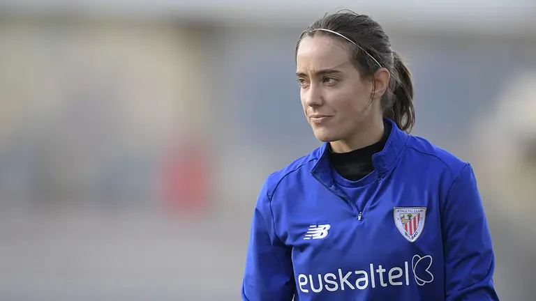 la centrocampista navarra Marta Unzué con la camiseta de su equipo. Athletic Club.